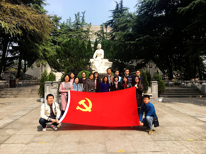 省食检院组织祭扫革命烈士墓主题党日活动