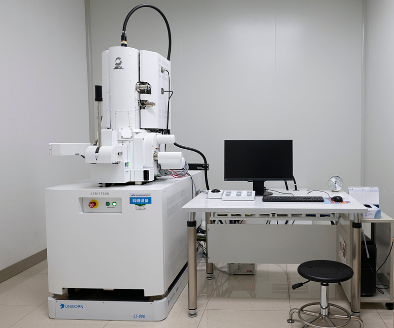 扫描电子显微镜（型号：JSM-IT800）